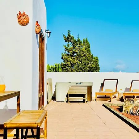 Canaryislandshost I White Villa